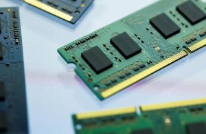 内存条比金条还疯涨！半年翻三四倍，AI服务器抢光产能