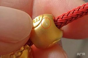 官方回应周生生挂坠金含量争议：由市监部门把涉事饰品送有资质的第三方检测机构检测